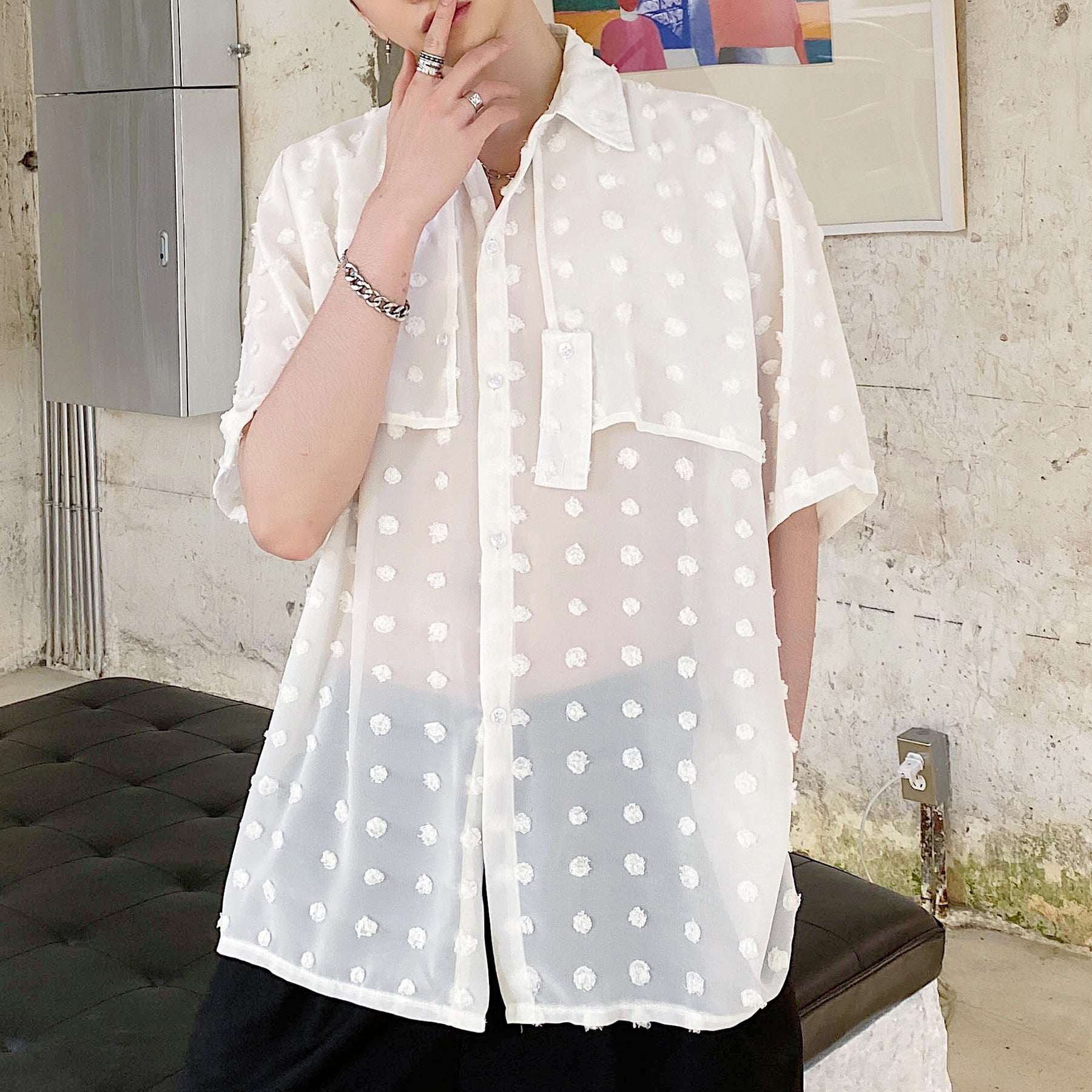 Camisa transparente de manga corta con apliques de lunares