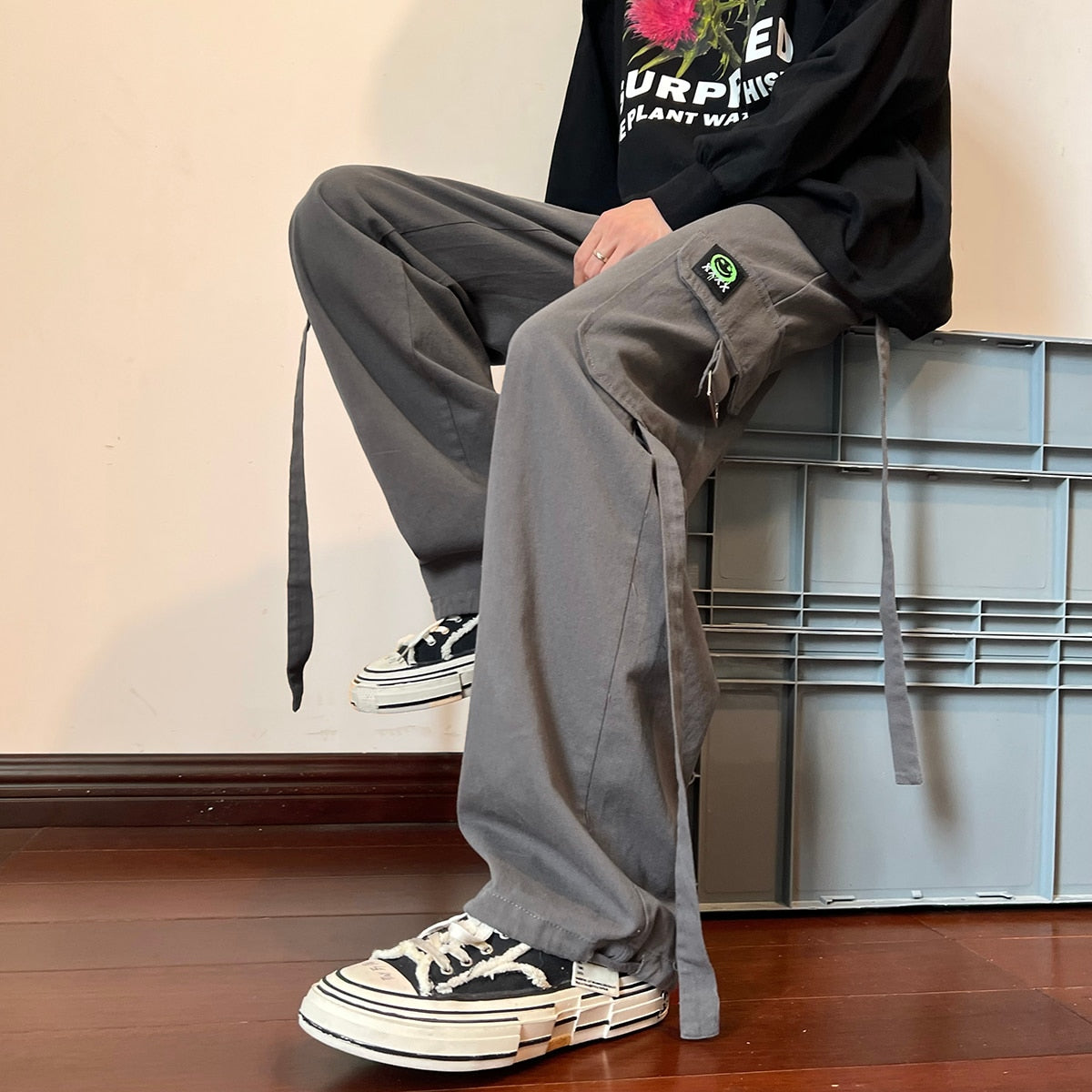 Pantalon cargo à longues bretelles avec poche