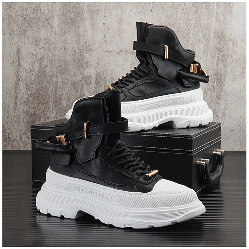 Bande métallique sur des chaussures solides