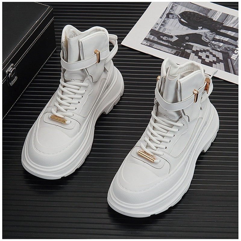 Bande métallique sur des chaussures solides