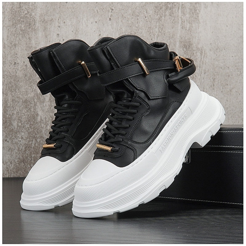 Bande métallique sur des chaussures solides