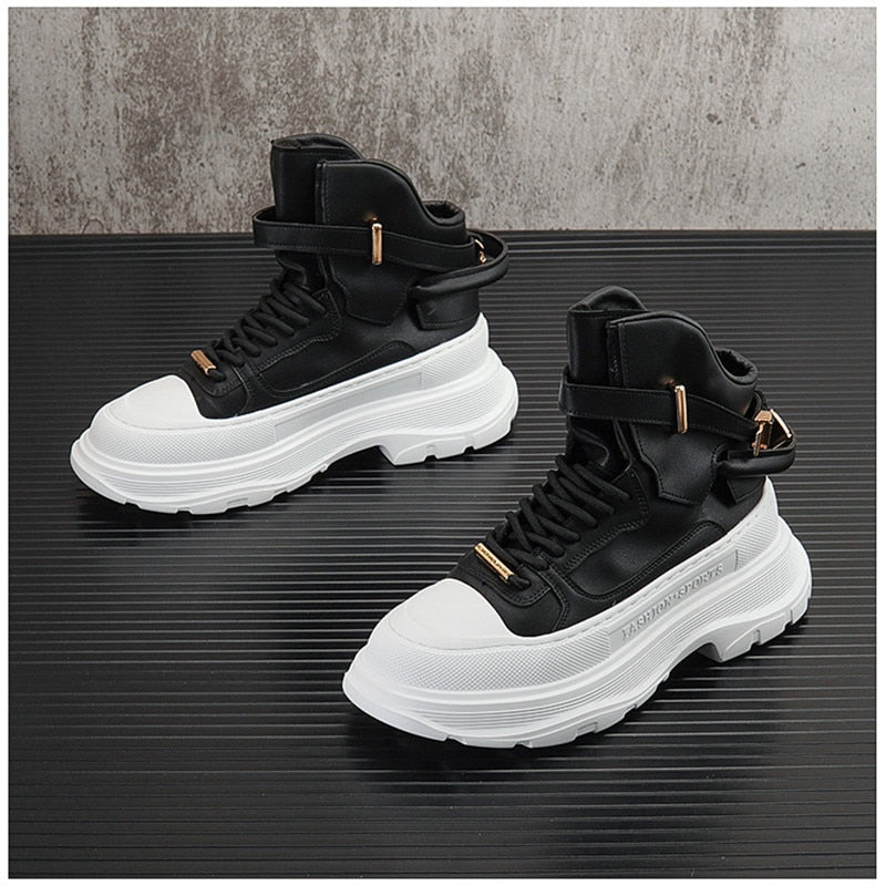 Bande métallique sur des chaussures solides