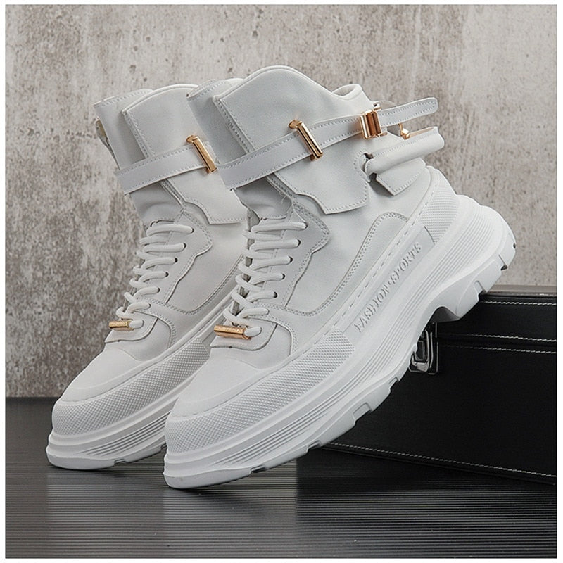 Bande métallique sur des chaussures solides