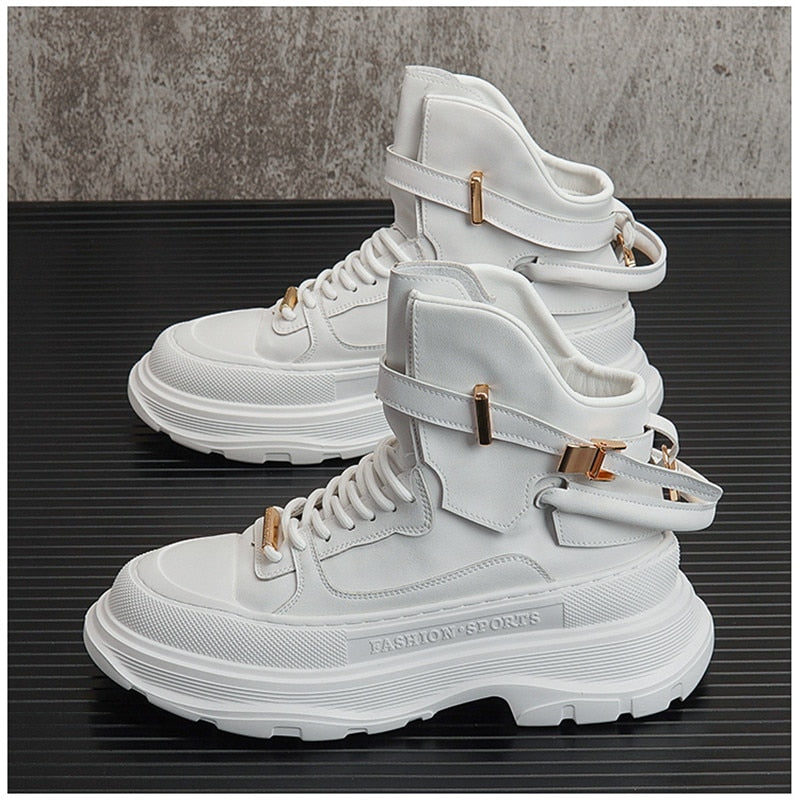 Bande métallique sur des chaussures solides