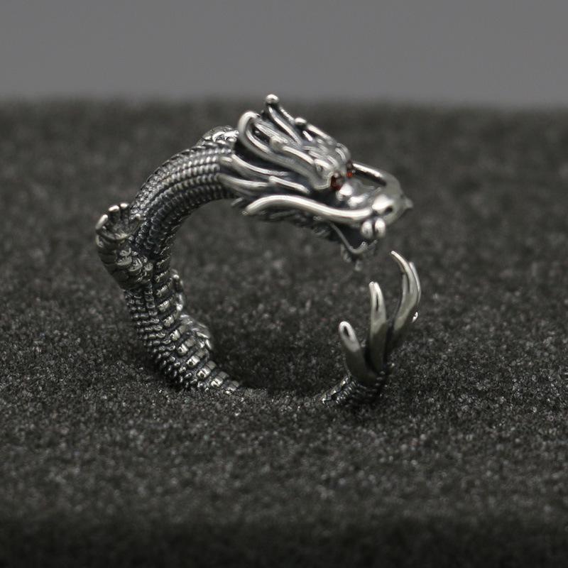 Anillo de metal con diseño de dragón curvo