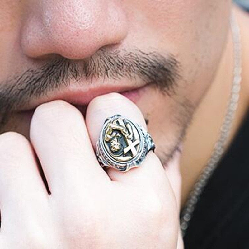 Anillo Estilo Religioso Jesús Sosteniendo La Cruz