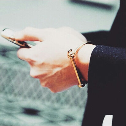 Brazalete de acero inoxidable con forma de herradura