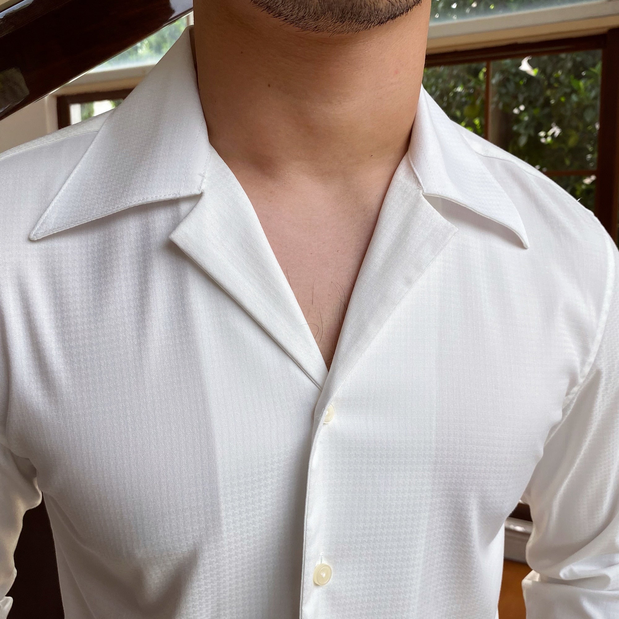 Chemise saphir à manches longues et col cubain