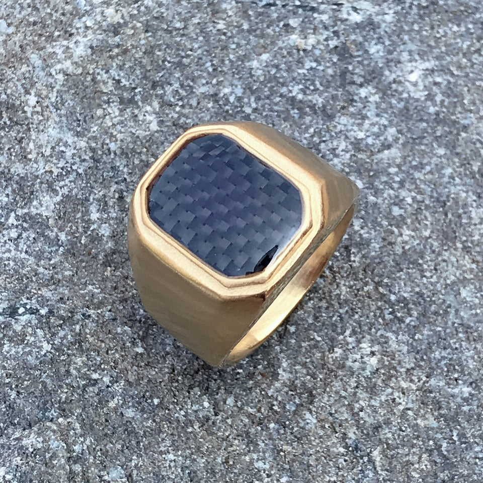 Anillo de acero inoxidable estilo piedra con patrón de carbono