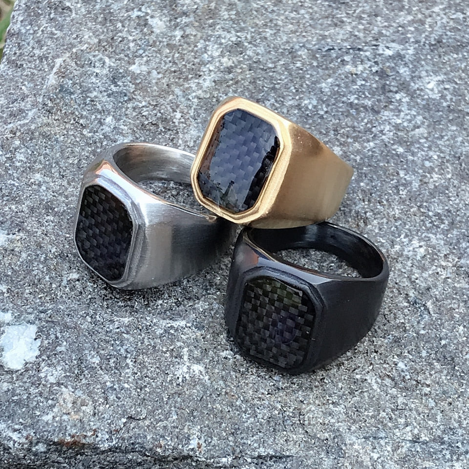 Anillo de acero inoxidable estilo piedra con patrón de carbono