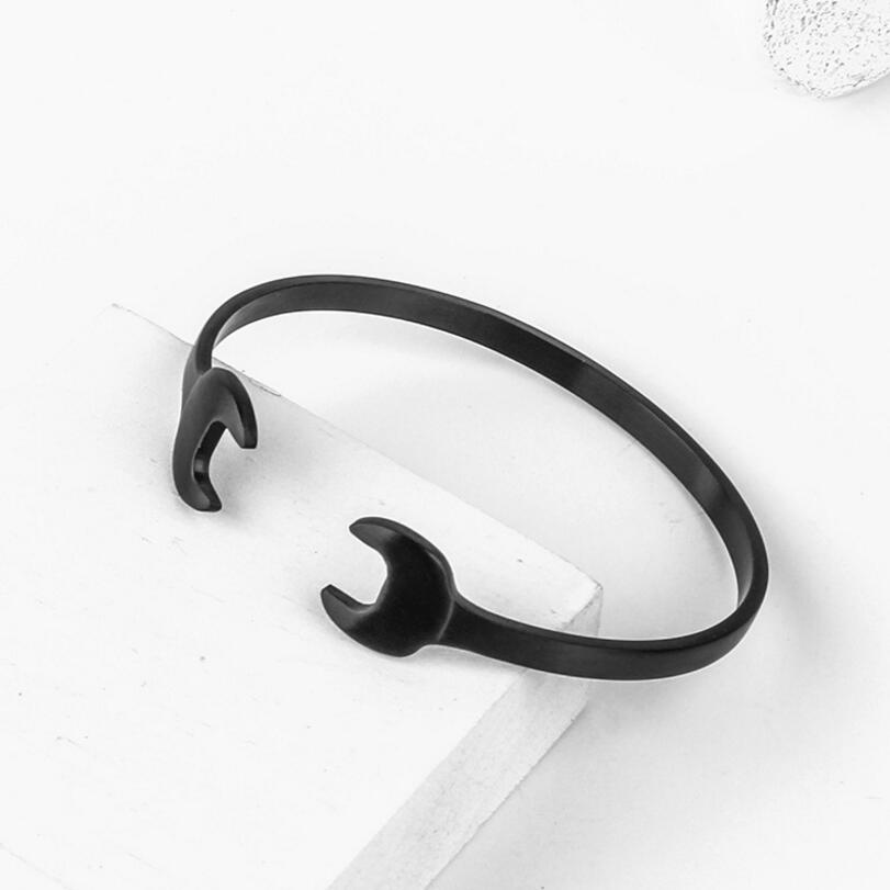 Brazalete exclusivo estilo llave inglesa