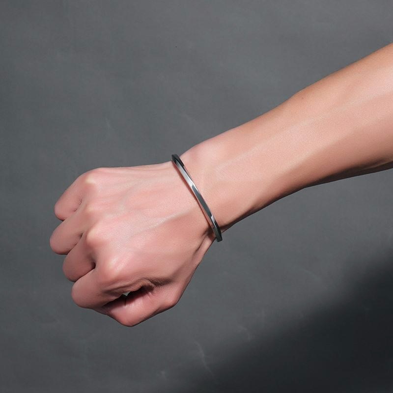 Brazalete estilo minimalista ligeramente torcido