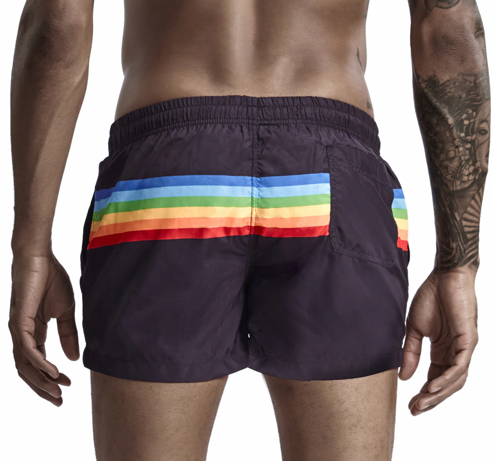 Short sportif décoré à rayures arc-en-ciel