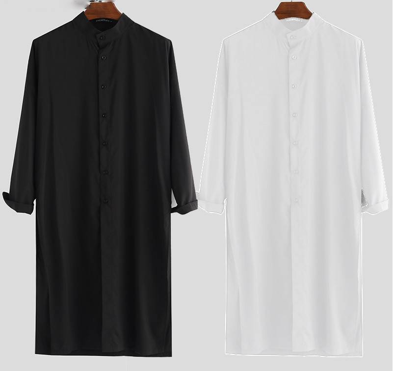 L'arabe indien regarde la longue chemise solide d'hommes