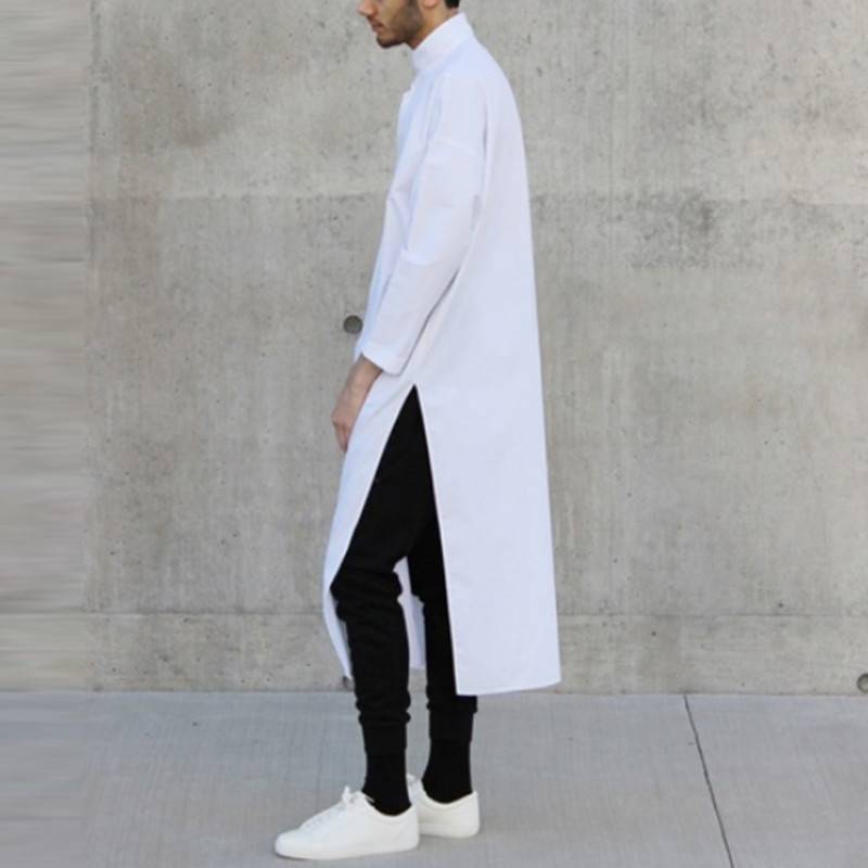 L'arabe indien regarde la longue chemise solide d'hommes