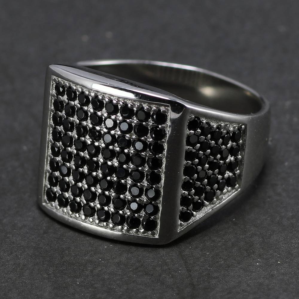 Anillos negros pequeños decorados con piedra de puntos de ónix