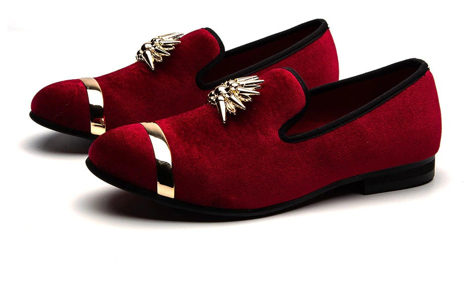 Mocasines de hombre con diseño de terciopelo con punta de metal y parte superior dorada