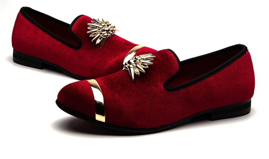 Mocasines de hombre con diseño de terciopelo con punta de metal y parte superior dorada