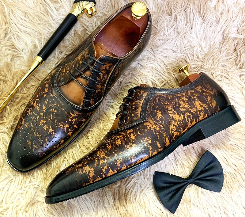 Zapatos brogue abstractos morados amarillos