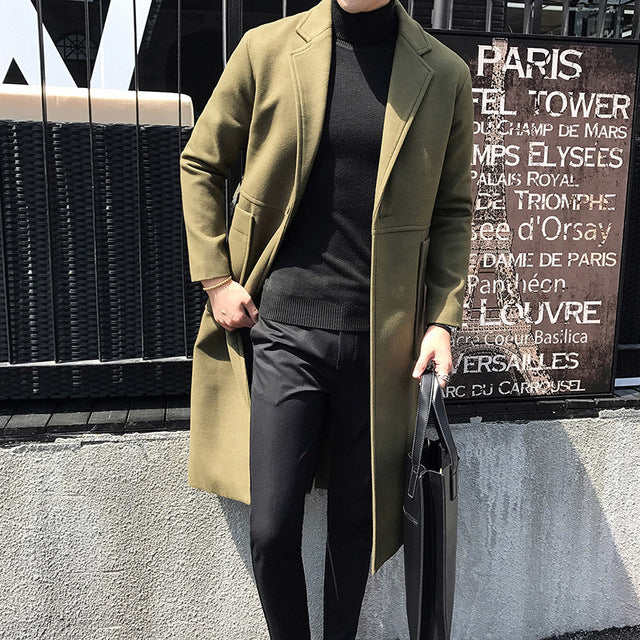 Abrigo largo minimalista elegante con un botón para hombre con detalle de dos bolsillos laterales