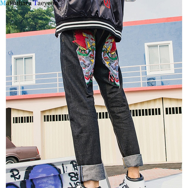 Jean foncé pour homme avec broderie de fantômes japonais