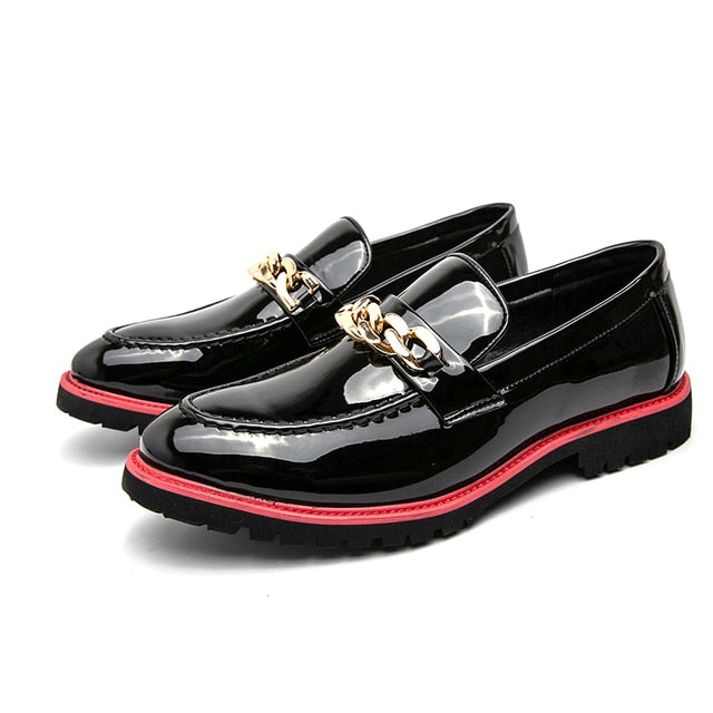 Zapatos clásicos con brillo dorado escarlata