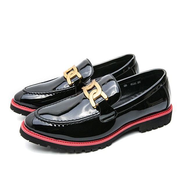 Zapatos clásicos con brillo dorado escarlata