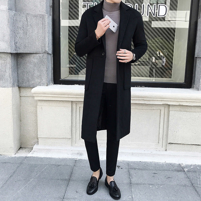 Abrigo largo minimalista elegante con un botón para hombre con detalle de dos bolsillos laterales