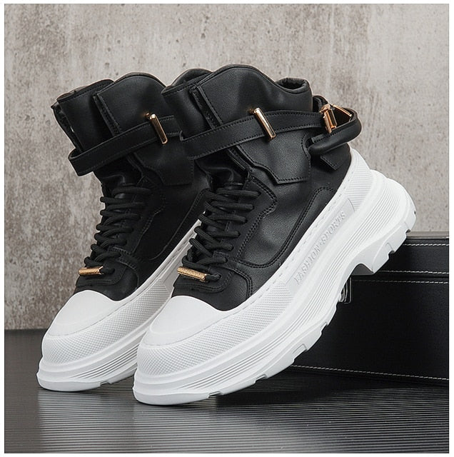 Bande métallique sur des chaussures solides