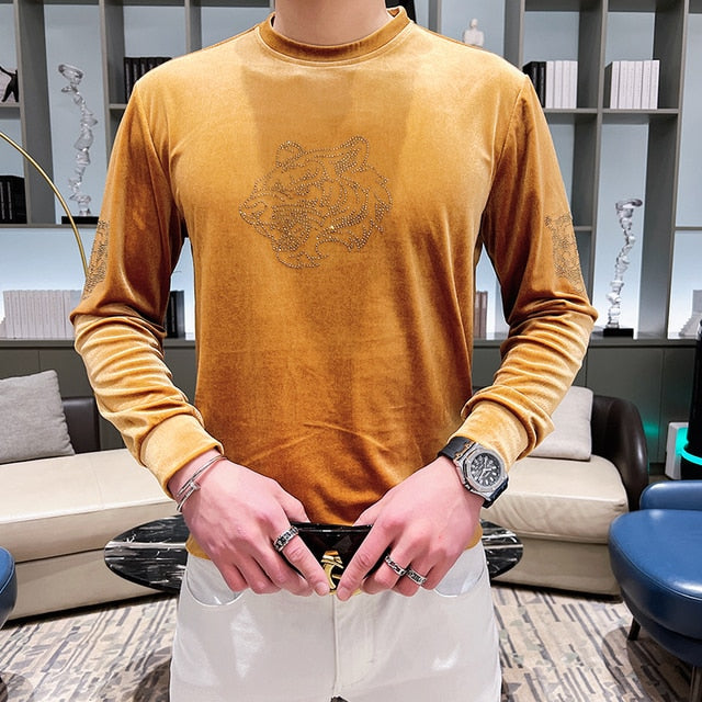 Camiseta de terciopelo suave con diamantes de imitación de tigre