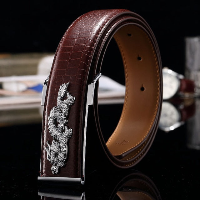 Patrón de hebilla de metal de dragón en diseño de cuero de grano de cocodrilo Cinturón de hombre