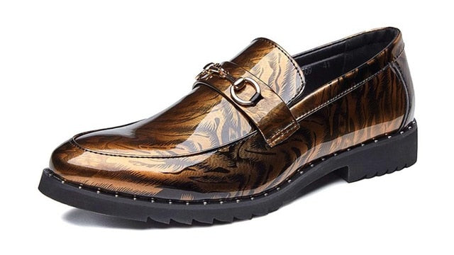 Zapatos de hombre de estilo puntiagudo con parte inferior gruesa de charol