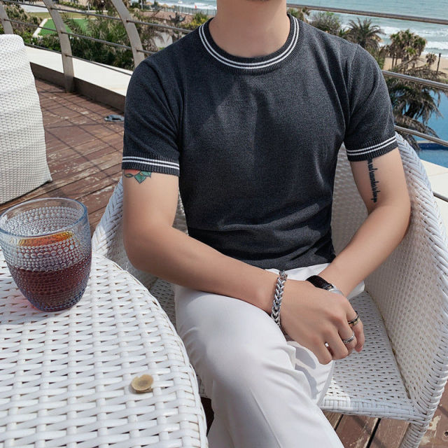 Soft Lines Decorated British Slim Round Neck T-Shirt