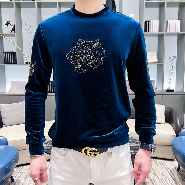 Camiseta de terciopelo suave con diamantes de imitación de tigre