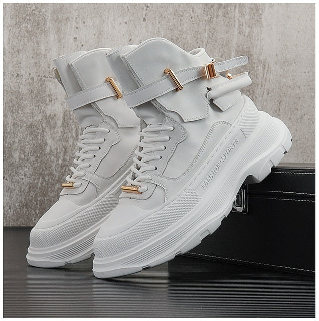 Bande métallique sur des chaussures solides