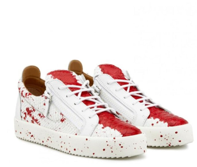 Sneaker en cuir décoré de taches de peinture noire