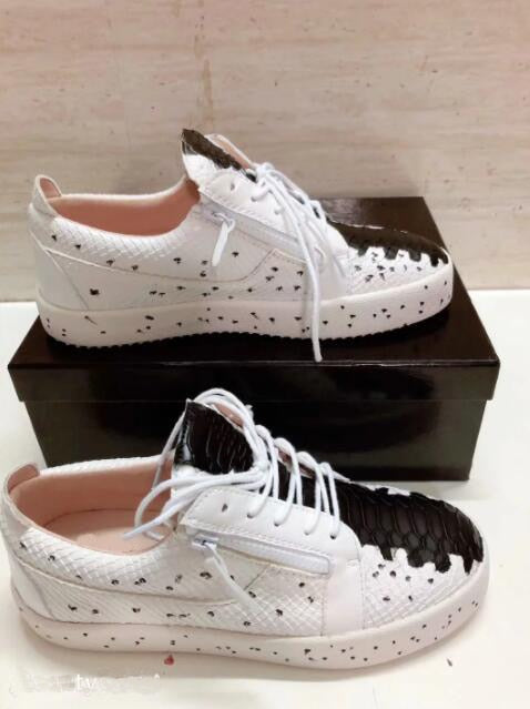 Sneaker en cuir décoré de taches de peinture noire