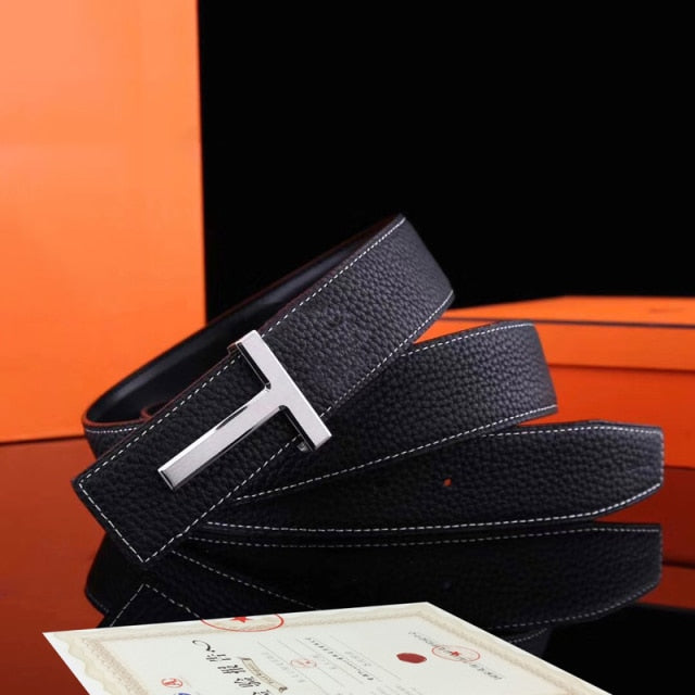 Cinturón de piel sintética con hebilla de letra T