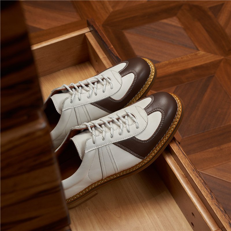 Casual Lightweight Leather Sneakers