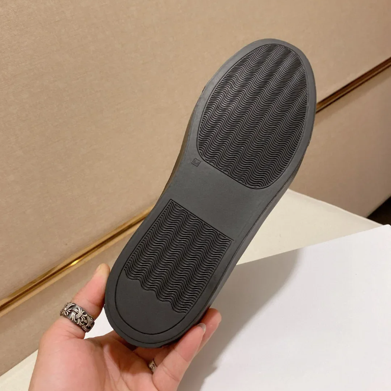 Low-Top Round Toe Skate Sneakers
