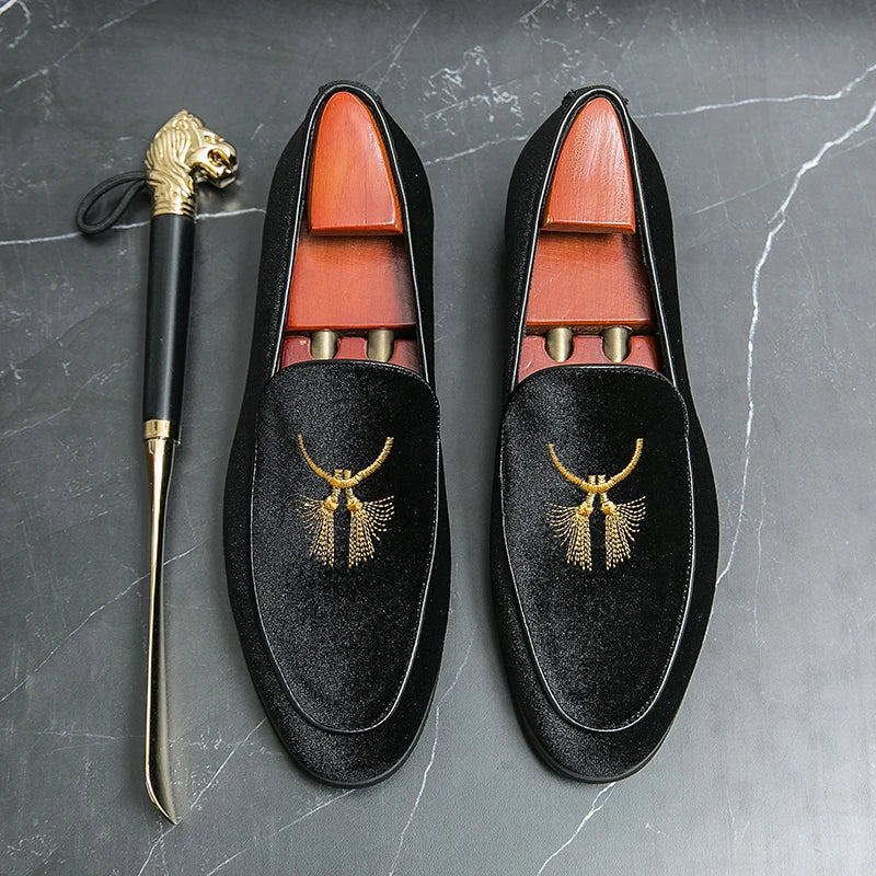 Solid Suede Embroidery Men's Loafers